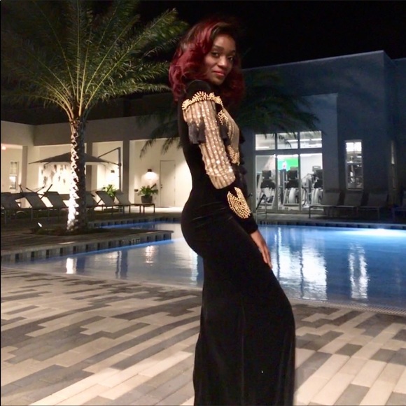 Black and gold gown, long sleeves with tassels. - Picture 2 of 6